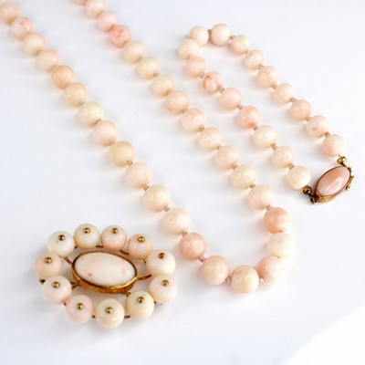 Lot 2092 - A yellow metal and beaded pale coral suite of...