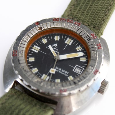 Lot 2216 - A gent's Doxa Sharkhunter Sub 300T steel cased...