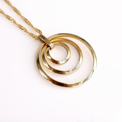 Lot 2204 - A 9ct gold triple-ring pendant, dia.37mm, 3.6g;...