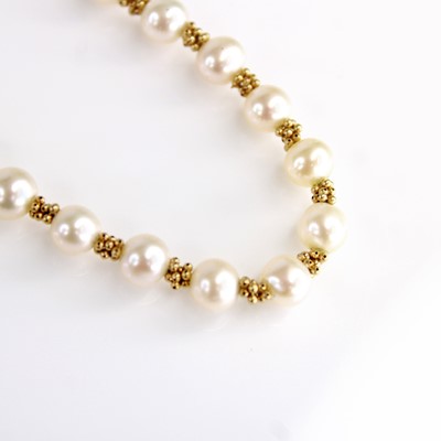 Lot 2111 - A yellow metal and cultured pearl necklace,...