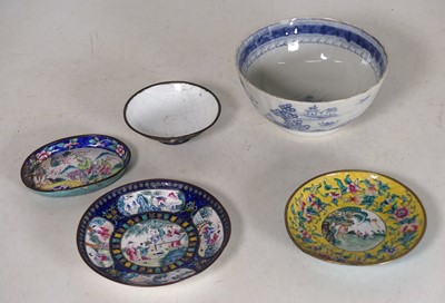 Lot 28 - An 18th century Chinese export blue and white...