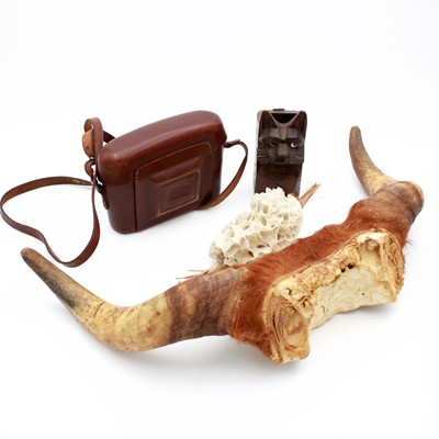 Lot 270 - A box of miscellaneous items, to include a...