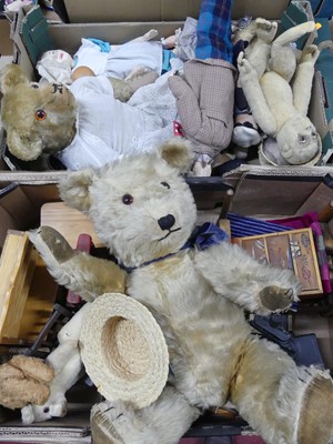 Lot 152 - Assorted soft toys to include teddy bears...