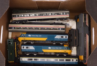 Lot 334 - A collection of 00 gauge locos to include an...