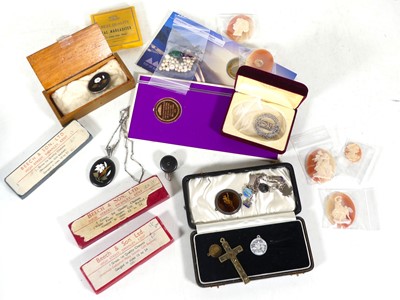 Lot 273 - A collection of miscellaneous items, to...