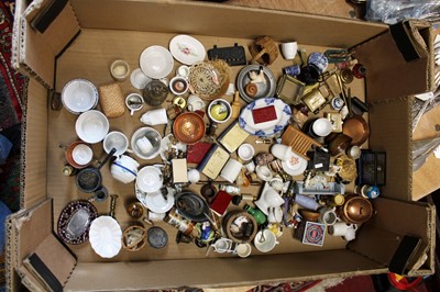 Lot 289 - A collection of assorted child's/dolls house...