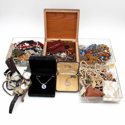 Lot 294 - A collection of miscellaneous items, to...