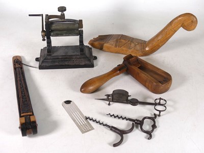 Lot 230 - A collection of miscellaneous items, to...