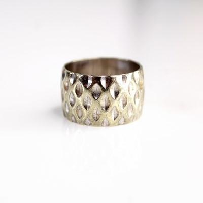 Lot 346 - A modern 9ct white gold band ring, w.12mm,...