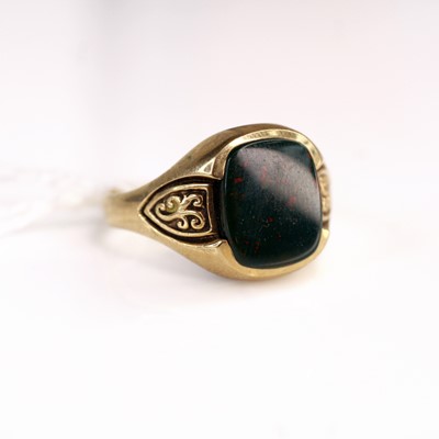 Lot 349 - A gent's 9ct gold bloodstone set signet ring,...