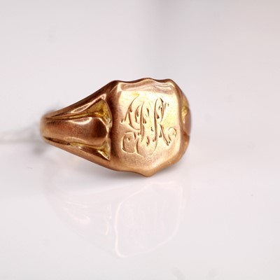 Lot 351 - A gent's 9ct gold signet ring, size P, 5.2g
