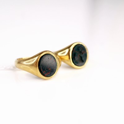 Lot 353 - An 18ct gold bloodstone set signet ring,...