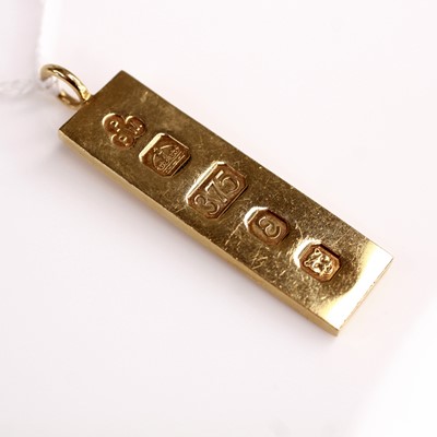 Lot 362 - A modern 9ct gold ingot pendant 4.3cm 14.9g