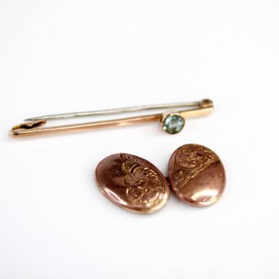Lot 386 - A 9ct topaz set safety pin bar brooch with...