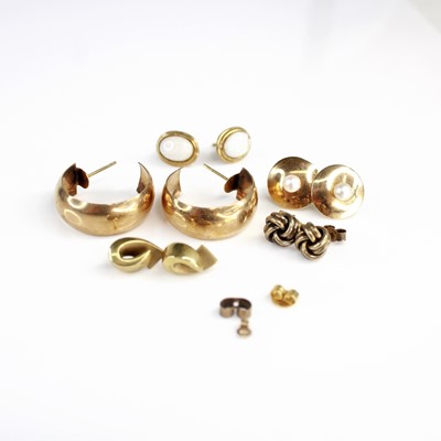 Lot 387 - Assorted modern 9ct gold earrings to include a...