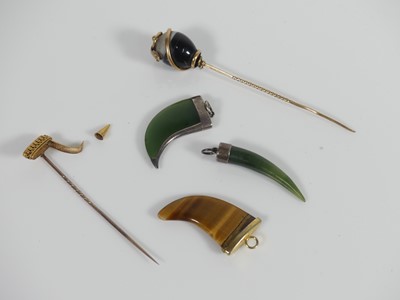 Lot 390 - A yellow metal and agate tie pin, the...
