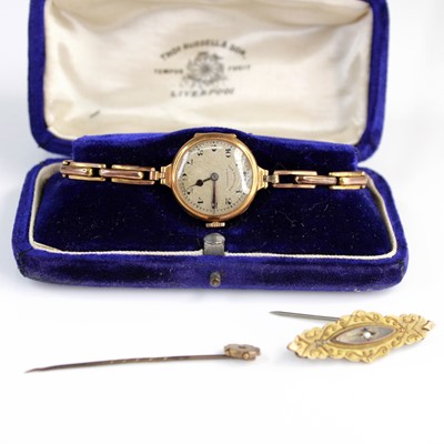 Lot 392 - A lady's 15ct gold cased manual wind...