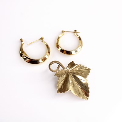 Lot 371 - A 9ct maple leaf brooch 3.5cm, together with...