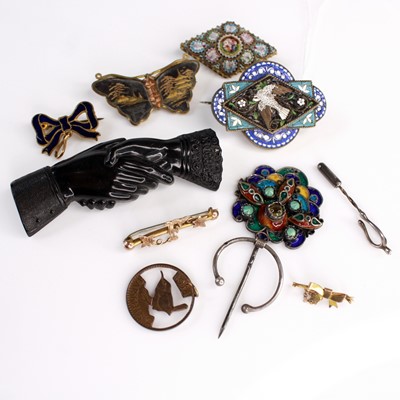 Lot 393 - Assorted costume jewellery to include carved...