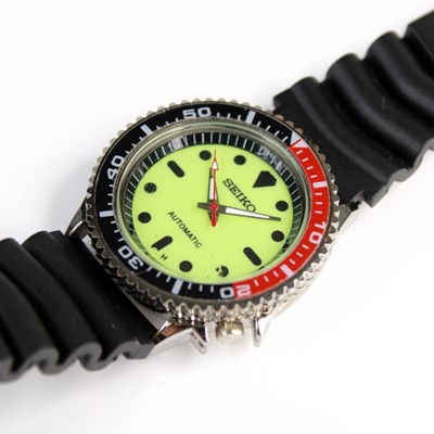 Lot 395 - A replica Seiko style quartz wristwatch with...