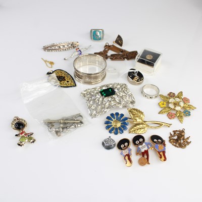Lot 400 - Assorted costume jewellery to include paste...