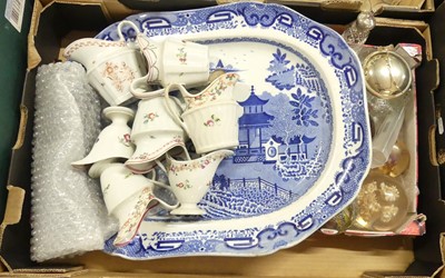 Lot 198 - A collection of circa 1800 New Hall porcelain...