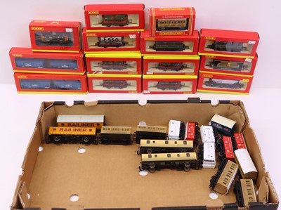 Lot 329 - One tray containing various 00 gauge wagons to...