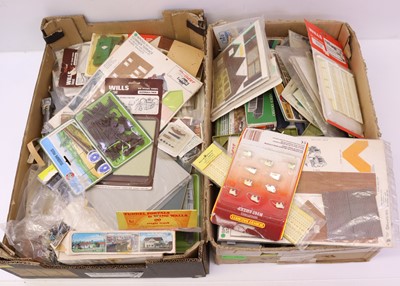 Lot 343 - 2 boxes containing a collection of 00 gauge...