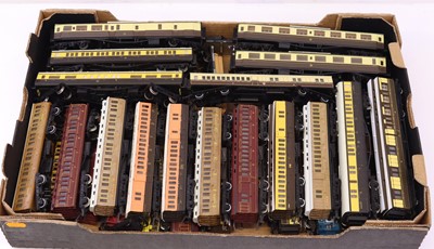 Lot 304 - One tray containing various 00 gauge coaches,...