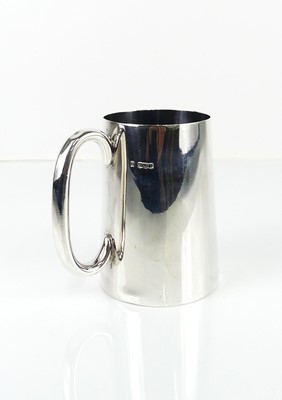 Lot 262 - An Art Deco silver tankard, having a C-shaped...