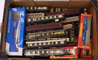 Lot 316 - A large collection of various 00 gauge coaches,...