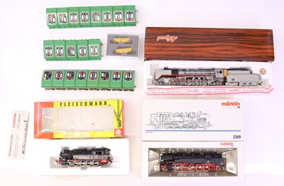 Lot 363 - A collection of continental outline HO locos,...