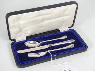 Lot 381 - A cased Edwardian dessert flatware trio,...