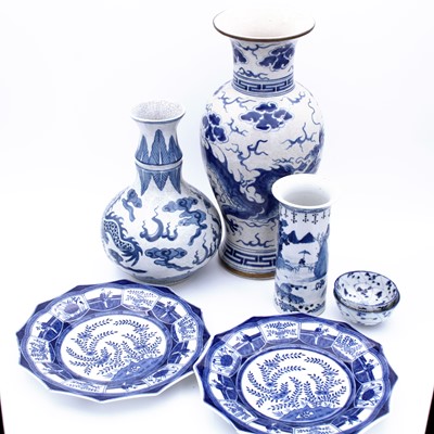 Lot 20 - A collection of Chinese ceramics, to include a...