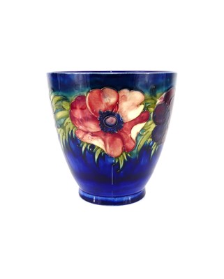 Lot 209 - A Moorcroft Anemone pattern pottery footed...