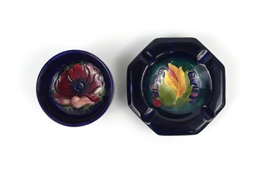 Lot 205 - A Moorcroft Anemone pattern pottery footed...