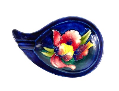 Lot 204 - A Moorcroft Anemone pattern pottery ashtray,...