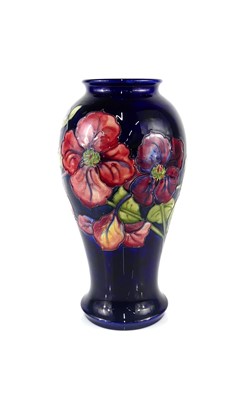 Lot 178 - A large Moorcroft Anemone pattern pottery...