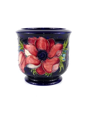 Lot 211 - A Moorcroft Anemone pattern pottery small...