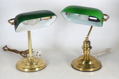 Lot 7 - A contemporary banker's style brass desk lamp,...