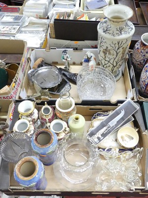 Lot 128 - A collection of ceramics and glass, to include...
