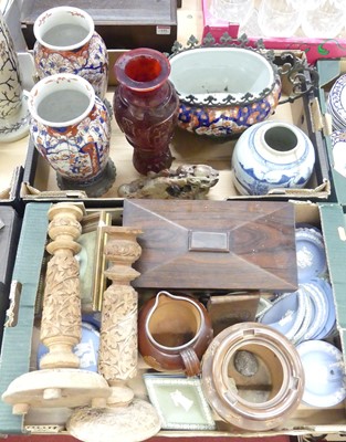 Lot 129 - A collection of ceramics and glass, to include...