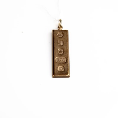 Lot 320 - A modern 9ct gold ingot pendant, 4.4cm, 14.8g