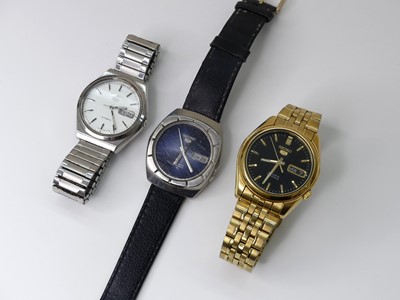 Lot 366 - A gent's Seiko 5 steel cased automatic...