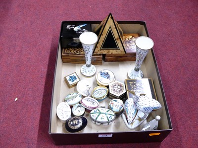 Lot 271 - A collection of items, to include a pair of...