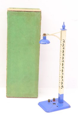 Lot 124 - 1933-8 Hornby 0-gauge No.1E electric lamp...