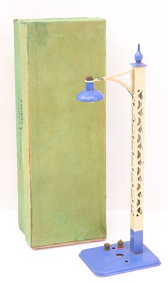 Lot 125 - 1933-8 Hornby 0-gauge No.1E electric lamp...