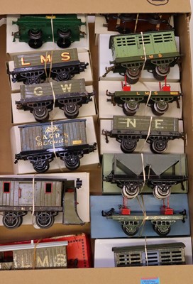 Lot 164 - Large tray of 13 Hornby 4-wheeled open axle...