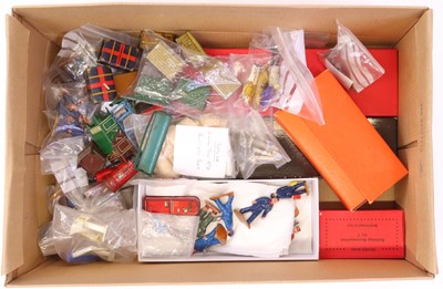 Lot 175 - Shoebox containing small accessories...