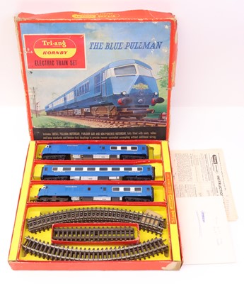 Lot 658 - R52 Triang ‘The Blue Pullman’ set comprising...